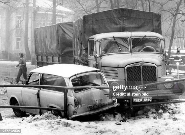 Ein Trabant Kombi und ein Lkw haben auf scheenasser Fahrbahn einen Unfall gebaut, aufgenmommen im Winter 1983. Der Trabi sieht dabei mitgenommener...