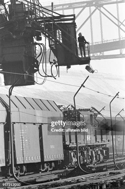 Ein Güterzug mit einer elektrischen Grubenlok vom Typ EL2 wird im Tagebau Lohsa mit Braunkohle beladen, aufgenommen im Januar 1971. Die geförderte...