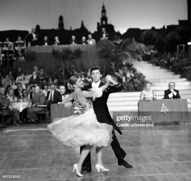 Zum Internationalen Tanzfestival im Juni 1978 im Kulturpalast in Dresden präsentieren die angetretenen Paare beim Paartanzwettbewerb vor der Jury ihr...