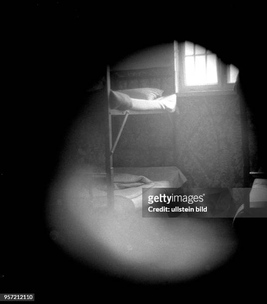 Blick durch einen "Spion" in eine Zelle mit Metallbetten im "Jugendhaus" Ichtershausen im Bezirk Erfurt, aufgenommen im Dezember 1989. Seit 1953...