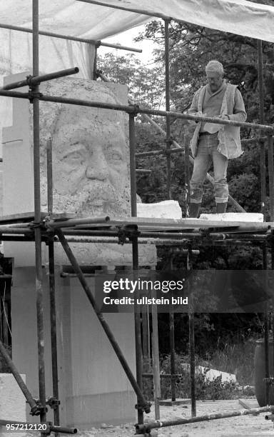 Der Bildhauer Jo Jastram arbeitet in Kneese bei Rostock an seiner ca. Fünf Meter hohen Karl-Marx-Stele, aufgenommen 1979. Das Karl-Marx-Denkmal wurde...