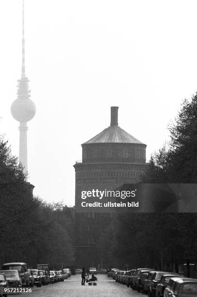 Blick von der Rykestraße zum Wasserturm im Stadtbezirk Prenzlauer Berg in Ostberlin, aufgenommen 1980. Das 1877 fertiggestellte Bauwerk ist der...