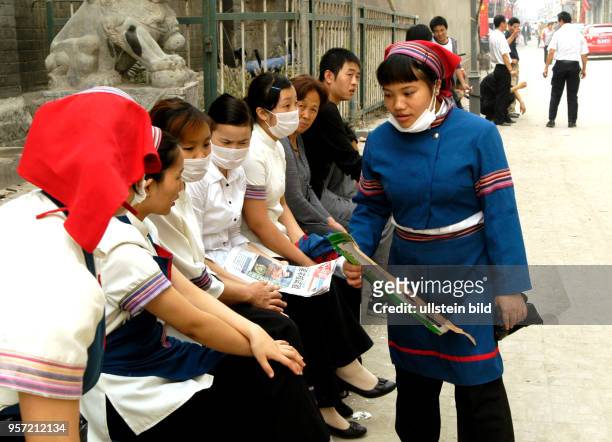 Oktober 2009 / China - Peking / Straßenszene und Alltag in einer der benachbarten Straßen und Gassen den Quianmen Dajiie, einer alten Einkaufsstraße...