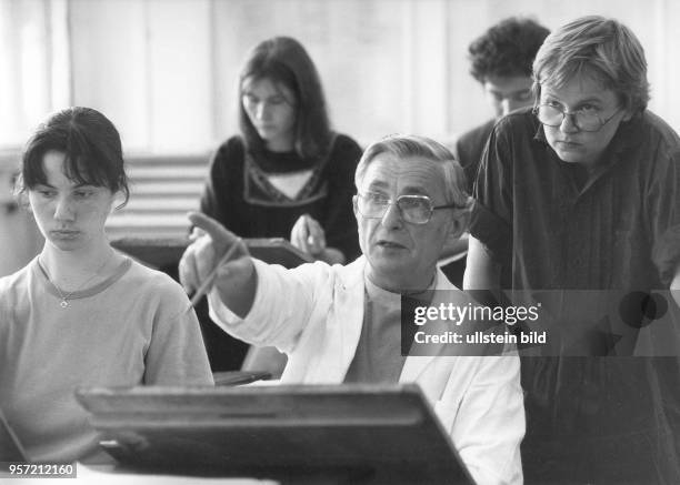 Studenten in einer Aktmalstunde an der Akademie für Bildende Kunst Dresden bei Prof.Dr. Gottfried Bammes, aufgenommen 1982. Bammes galt als einer der...