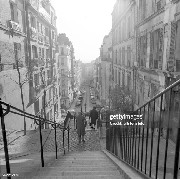Abstieg über die Treppe von der Basilika Sacre Coeur in Richtung des Stadtviertels Montmartre, aufgenommen im November 1970 in Paris.