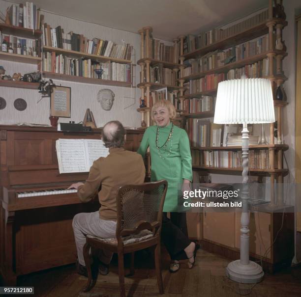 Die Kabarettistin und Chanson-Sängerin Ursula Schmitter mit ihrem Ehemann Holger Schmitter am Klavier, aufgenommen im Januar 1970 in Leipzig. Sie war...
