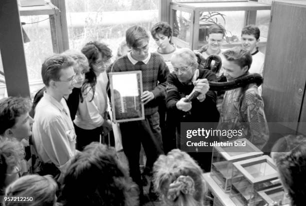 Projektunterricht für Schüler in der Zooschule Dresden, dem wichtigsten pädagogischen Treffpunkt des Zoo Dresden, im Januar 1990 - Mitarbeiter vom...