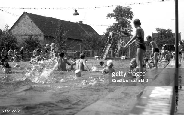 Kinder und Jugendliche beim Baden im Freibad im Gemeindeverband Polleben, Kreis Eisleben, aufgenommen im Sommern 1966.