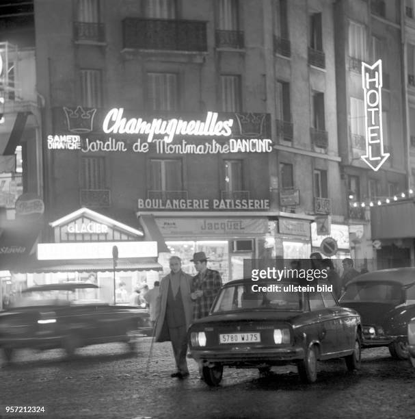 Ein Tanztheater im Vergnügungsviertel im Stadtteil Montmartre in Paris, aufgenommen im November 1970. Das Variete-Theater trägt den Namen "Garten von...