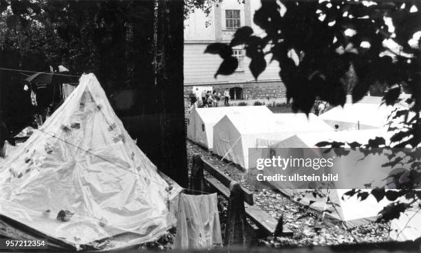 Zelte im Park neben der Kirche von Budapest-Zugliget im Sommer 1989. Tausende Flüchtlinge aus der DDR suchten im Frühjahr und Sommer 1989 Zuflucht in...