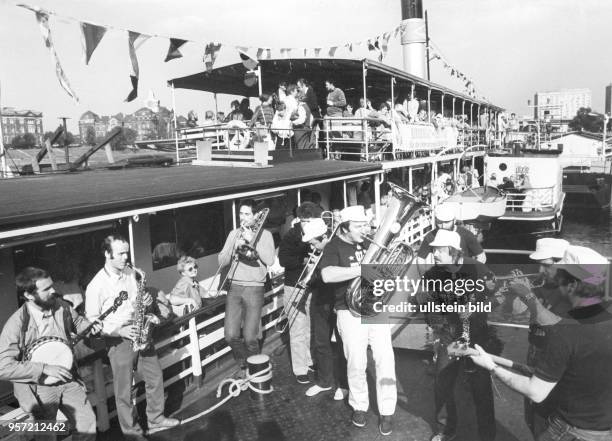 Dixieland-Dampferfahrten auf der Elbe, dieses Angebot steht bei der Sächsischen Dampferflotte im Fahrplan, aufgenommen 1986 in Dresden. Hier spielt...