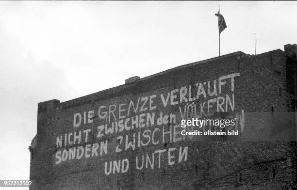 Von der Ostberliner Puschkinstrasse im Stadtteil Treptow konnte man schon zu Zeiten der Mauer diesen Spruch " Die Grenze verläuft nicht zwischen den...