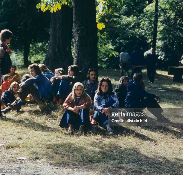 Junge Leute sitzen unter Bäumen beim Volksfest Grasedanz in Hüttenrode im Harz, undatiertes Foto vom August 1976. Das dreitägige Fest wird seit 1885...