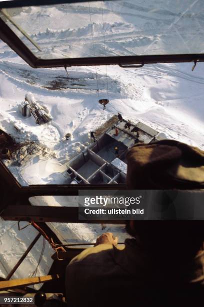 Auf dem tiefverschneiten Ziegenberg in Suhl gehen auch im Winter 1982 die Arbeiten zur Errichtung der neuen Plattensiedlung weiter, hier Blick aus...
