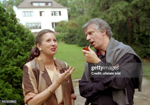 Der Komponist und Dirigent Prof. Udo Zimmermann und seine Frau Elzbieta, aufgenommen im Sommer 1994 im Garten vor ihrem Haus in Dresden-Loschwitz....