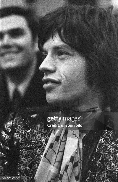 Mick Jagger, Frontmann der britischen Rockband The Rolling Stones, aufgenommen im April 1967 in Warschau vor einem Auftritt im Palast der Kultur und...