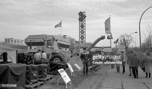 Baumaschinen, Feuerungs- und Fördertechnik, u.a. Der Firma Zettelmeyer, aus der BRD wird auf dem Freigelände der Leipziger Messe ausgestell,...