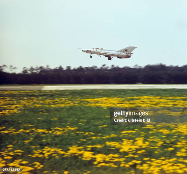 Ein Jagdflugzeug vom Typ MIG 21bei der Landung auf einem Flugplatz, undatiertes Foto von 1977 vermutlich bei Kamenz. An der Offiziershochschule...