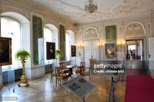 Ein Saal mit Möbeln und Bildern im Schloss Fürstenstein bei Waldenburg . Im Zweiten Weltkrieg wurde das Schloss als mögliches Hauptquartier für...