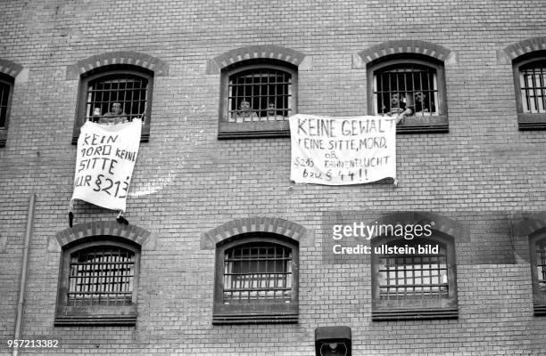 Die letzten Monate der DDR - im Januar 1990 protestieren Strafgefangene im Strafvollzug Bautzen I . Sie haben beschriftete Tücher aus ihren...