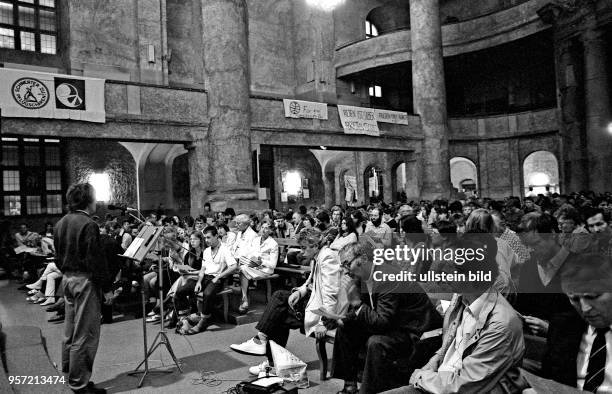 Am 17.9.1987 bereiten sich Pfarrer Christof Ziemer und oppositionelle Friedensgruppen auf einem Friedensforum in der Kreuzkirche in Dresden auf die...