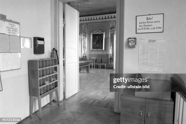 "Ruhe! Auf den Fluren und in den Zimmern" steht auf einem an die Wand gehängten Schild in einem Flur im historischen Schloss Rheinsberg in...