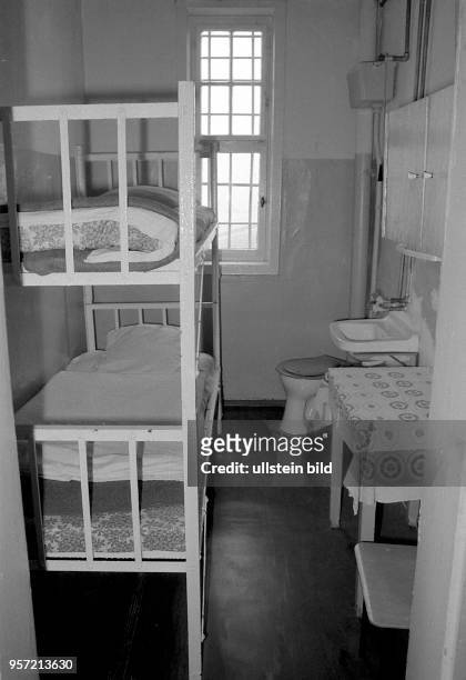 Ein Doppelstockbett aus Metall, eine Toilette und ein Waschbecken müssen sich zwei Insassen auf engstem Raum in einer Zelle im "Jugendhaus"...