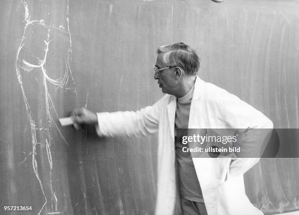 An einer Tafel skizziert in einer Aktmalstunde an der Akademie für Bildende Kunst Dresden Prof.Dr. Gottfried Bammes, aufgenommen 1982. Bammes galt...