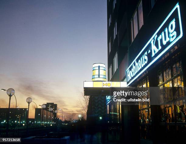 Die Leuchtreklame der Gaststätte "Hochhaus-Krug" an der Landsberger Allee in Berlin in einem Neubaugebiet, undatiertes Foto von 1977.