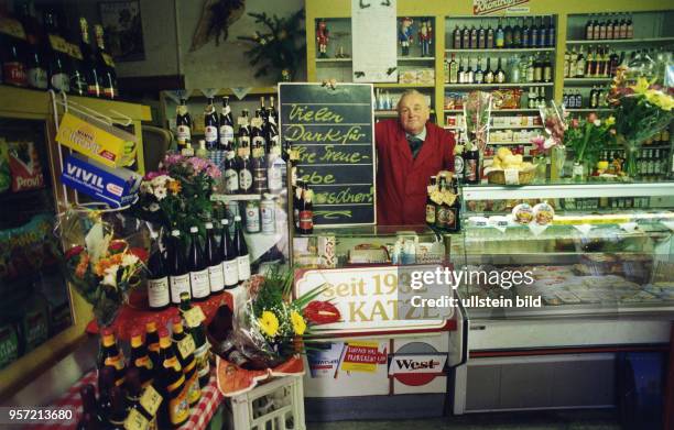 Noch steht Herr Katze hinter der Theke in seinem Geschäft in der Königsbrücker Straße in Dresden, aufgenommen 1994. Da das Ende für seinen...