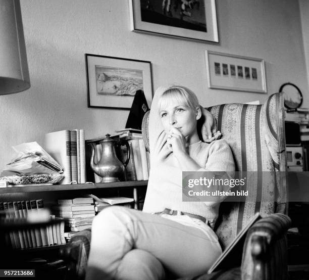 Die Schauspielerin, Sängerin und Brecht-Interpretin Vera Oelschlegel in ihrer Wohnung, aufgenommen im September 1968. 1966 war sie Gründungsmitglied...