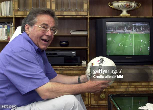 Der Kammersänger Peter Schreier schaut sich das Halbfinalspiel der Fußball-Weltmeisterschaft 2002 Südkorea gegen Deutschland im Fernsehen in seinem...