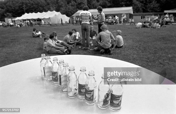 Pressefest des "Mansfeld Echo" im Naherholungsgebiet Vatteröder Teich in Vatterode , aufgenommen im Juli 1980. Hier stehen geleerte Flaschen "Kräuter...