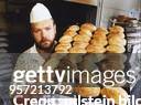 Der Bäckermeister Manfred Schmidt mit einem Backblech voller Brötchen. Die "Ostbrötchen" aus der Bäckerei in Wittenberge werden ohne Treibmittel...