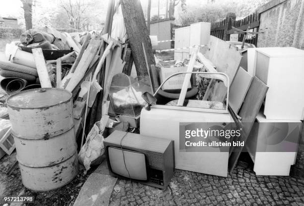 Begannen die Haushalte in Ostdeutschland mit der großen Entsorgung, wie hier an der Krügerstraße in Dresden-Loschwitz zu sehen. Der Müll wurde...