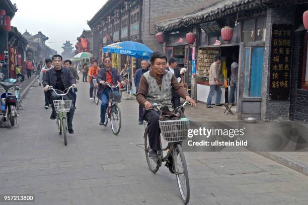 Blick in eine Straße in Pingyao, einer der wenigen Städte in China mit völlig intakter Stadtmauer, aufgenommen am . In der historischen Altstadt...