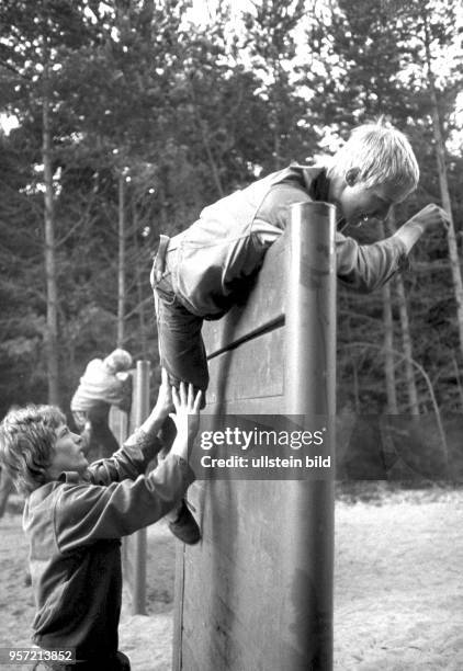 Jugendliche absolvieren die von der Gesellschaft für Sport und Technik durchgeführte vormilitärische Ausbildung , aufgenommen 1982 in Prerow. Hier...