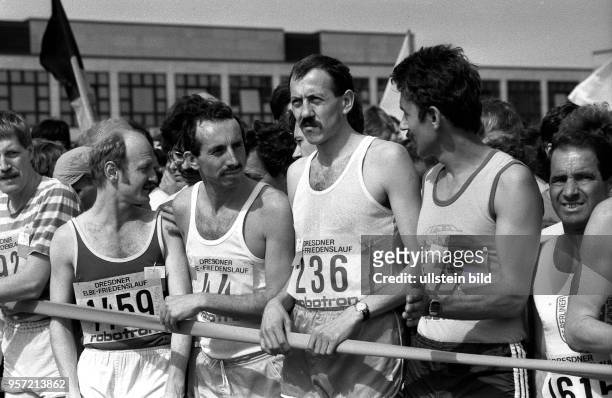 Läufer aus allen Landesteilen der DDR beteiligen sich am 4. Elbe-Friedenslauf am 8.5.1988 in Dresden, hier warten Läufer auf die Freigabe zum Start....
