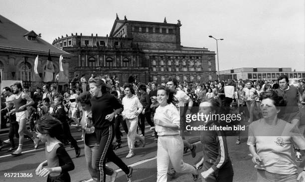 Läufer aus allen Landesteilen der DDR beteiligen sich am 4. Elbe-Friedenslauf am 8.5.1988 in Dresden, hier die Läufer nach dem Start. Der 8. Mai war...