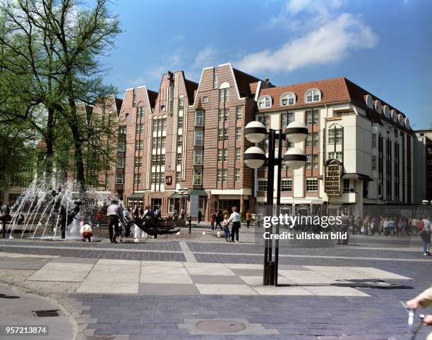 Anziehungspunkt für viele Besucher der Hansestadt Rostock ist die Kröpeliner Straße mit ihrem Universitätsplatz und den historischen Bürgerhäusern,...