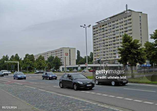 Blick auf den Verkehrsknotenpunkt Pirnaischer Platz in Dresden, aufgenommen am . An diesem Hochhaus war zu DDR-Zeiten die Losung " DER SOZIALISMUS...