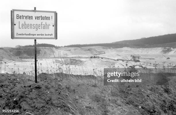 Ein Schild "Betreten verboten! Lebensgefahr Zuwiderhandlungen werden bestraft" steht am Abgrund zum Tagebau Helmstedt nahe der innerdeutschen Grenze...