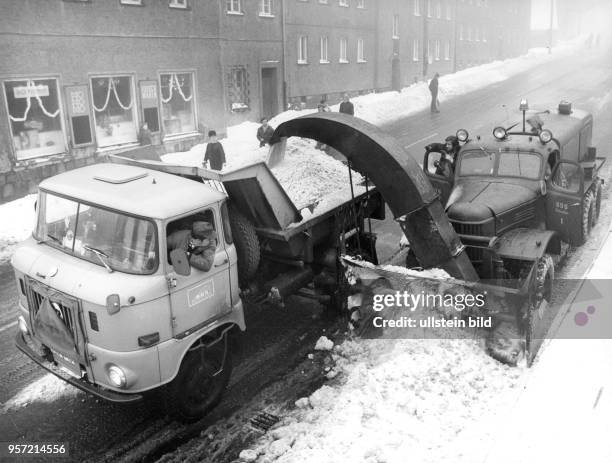 Anfang Januar 1978 befreien Mitarbeiter vom Straßenwinterdienst in Altenberg die Transitstrecke nach Prag von Schnee und Eis. Dabei befördert eine...