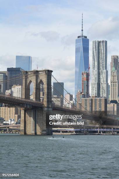 New York im November 2015. Zu der beliebtesten Zielen in New York gehört ohne Zweifel ein Gang über die Brooklyn Bridge. Die Stahlhängebrücke wurde...