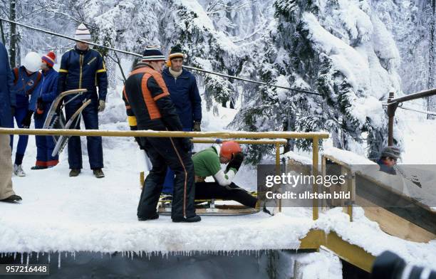 Ein junger Rodelsportler am Start bei einem Wettkampf bei der Kinder - und Jugendspartakiade in Oberhof 1981.