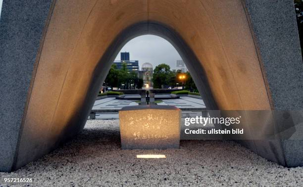 Japan / Hiroshima / Oktober 2009 / Der Zenotaph und dahinter die Friedensflamme in Hiroshima, aufgenommen im Oktober 2009. Jährlich besuchen...