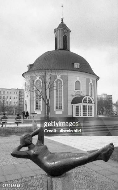 Das moderne Stadtzentrum von Schwedt an der Oder - hier der restaurierte Berlischky - Pavillon und die Plastik " Mädchen in der Hängematte " von...