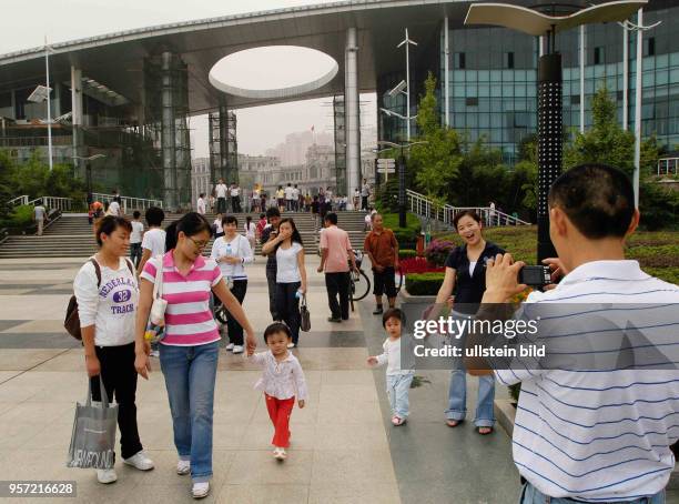 Junge Leute fotografieren am Eingang zu einer neuen Uferpromenade in Wuhan, der Hauptstadt der Provinz Hubei. Rund 5.200000 Menschen leben in Wuhan...