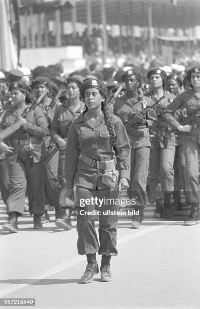 Weibliche Armeeangehörige der libyschen Streitkräfte bei einer Militärparade in Bengasi im September 1979 anlässlich des 10. Jahrestages des Sturzes...