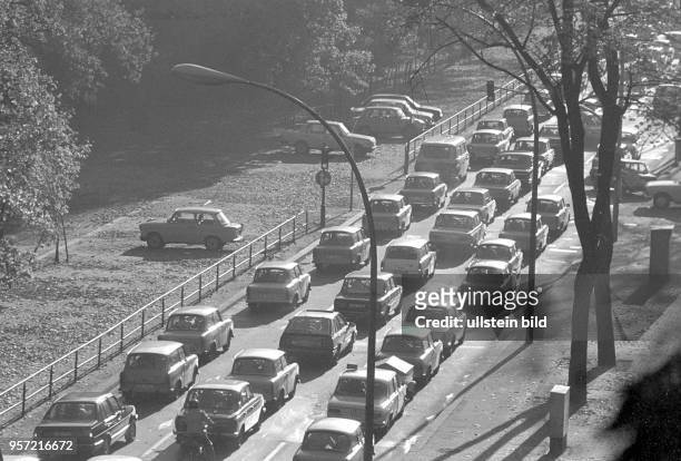 Viele Trabant-Pkw aus der DDR sind Anfang Oktober 1989 in den Straßen von Warschau zu sehen, undatiertes Foto vom Oktober 1989. Ebenso wie in der...